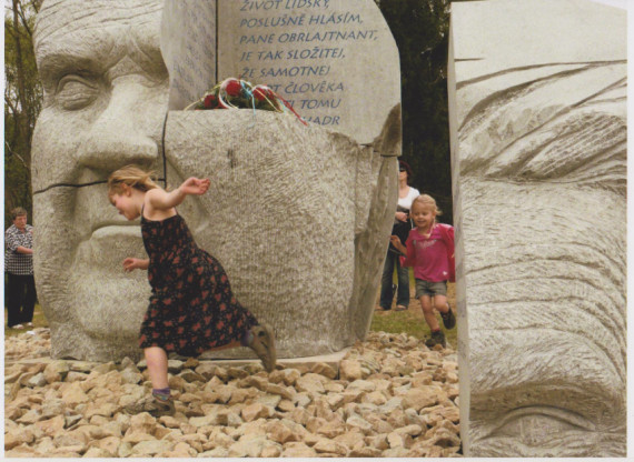 Kliknut�m otev�ete nov� okno s v�t�� fotografi�.