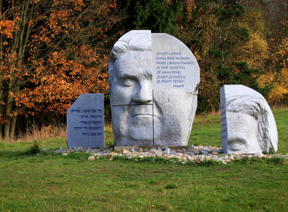 Kliknut�m otev�ete nov� okno s v�t�� fotografi�.